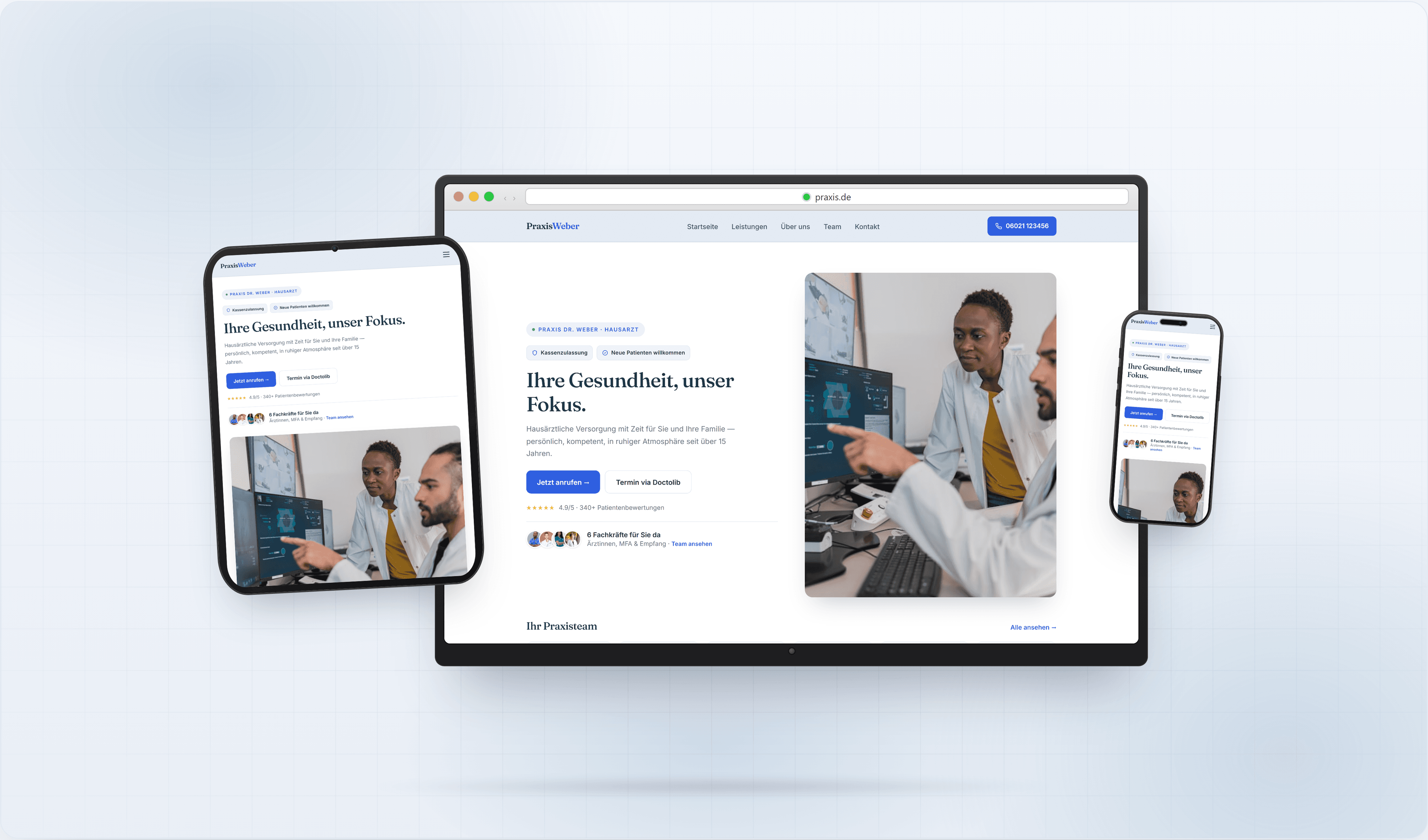 Website-Mockup einer Physiotherapie-Praxis auf Laptop und Smartphone auf einem Schreibtisch